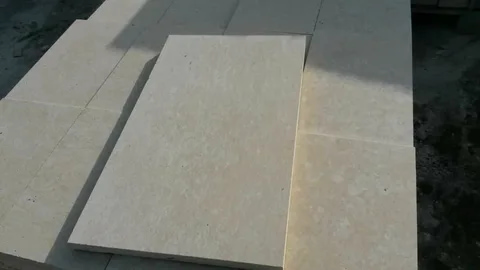 تصویر 4 از سنگ تراورتن حاجی آباد با سطح صیقلی و بافت صاف برای زیبایی بیشتر